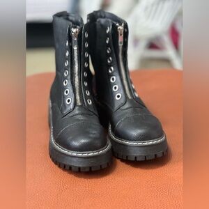 No Boundaries chunky boot, size 6 1/2. Never worn.